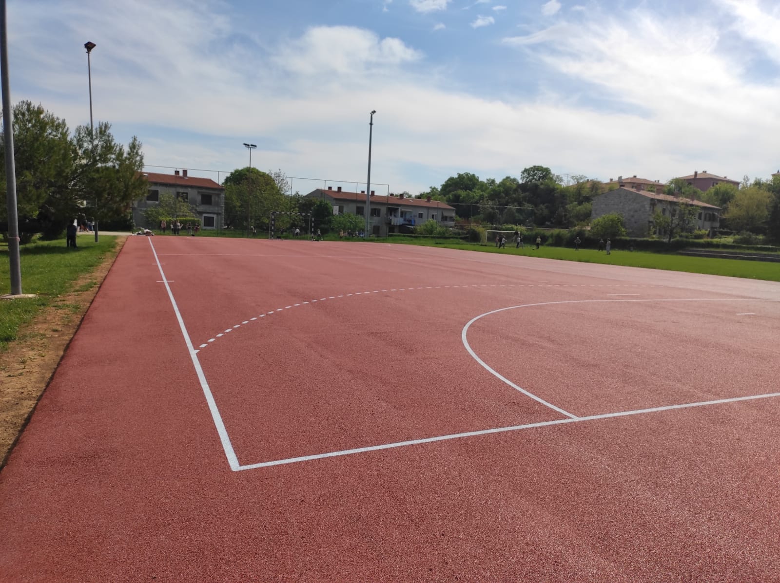 Obnovljeno je sportsko igralište kraj Osnovne škole Matije Vlačića